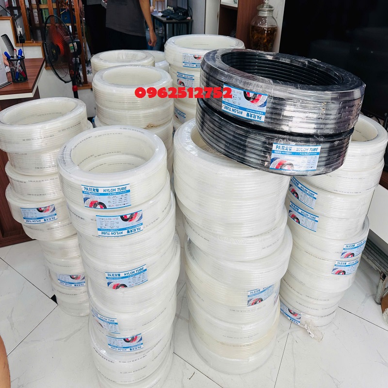 Ống nhựa PA6 có màu trắng và màu đen 