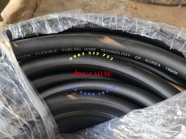 Ống cao su dẫn dầu đen bóng, trơn nhẵn